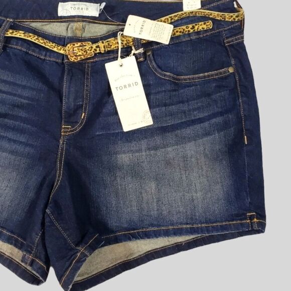 TORRID PLUS SIZE DENIM LOW RISE SHORTS - Picture 2 of 12